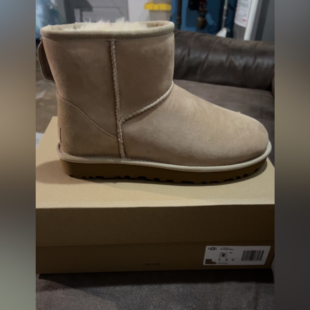 Brand new women’s size 8 short ugg